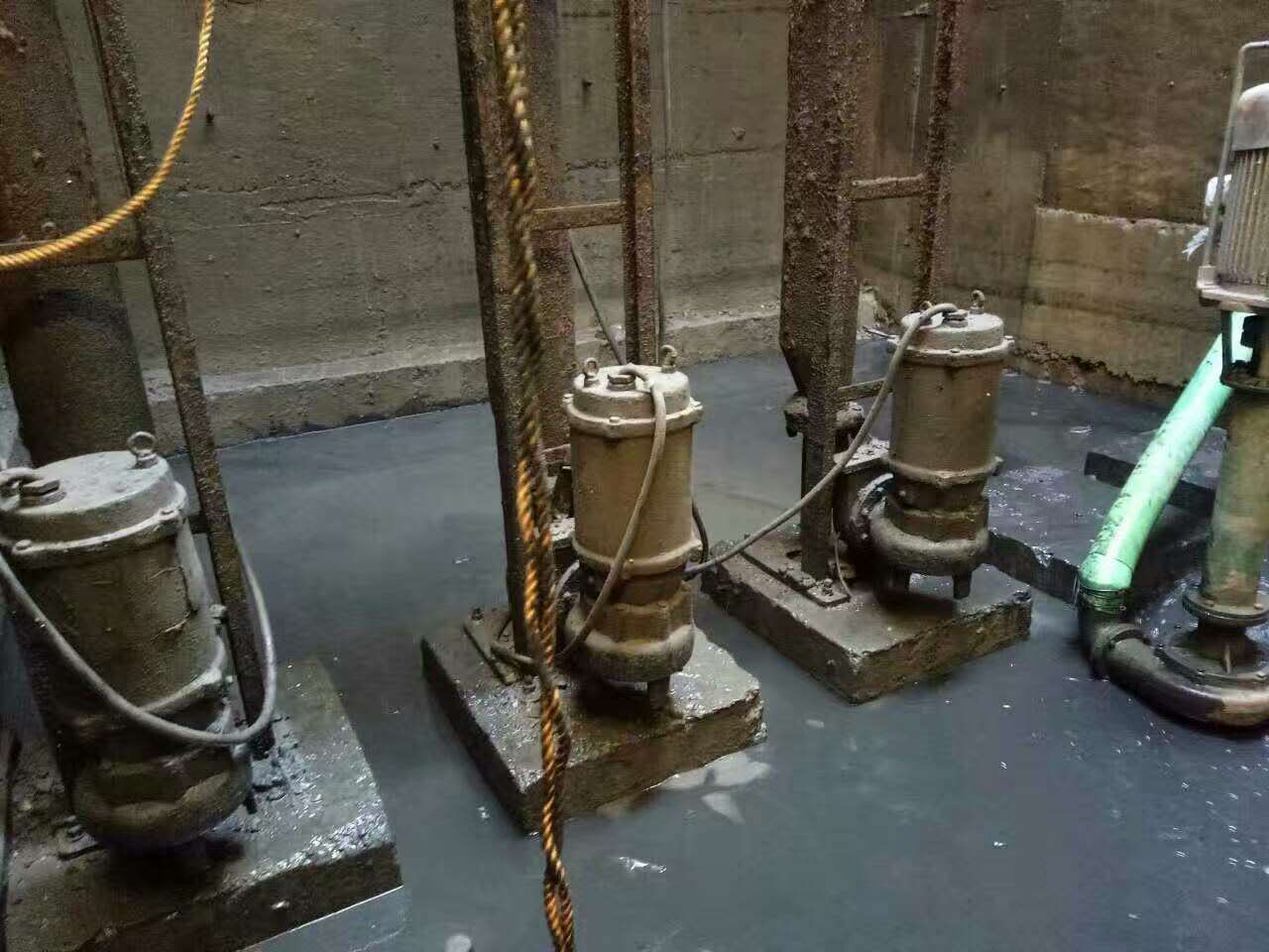 横林镇污水池清理